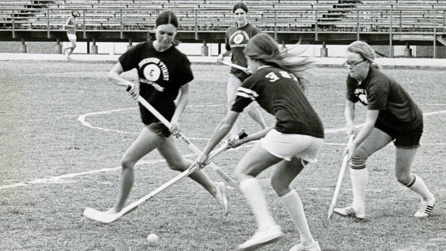 1980年前后，澳门金沙线上赌博官网女子曲棍球队